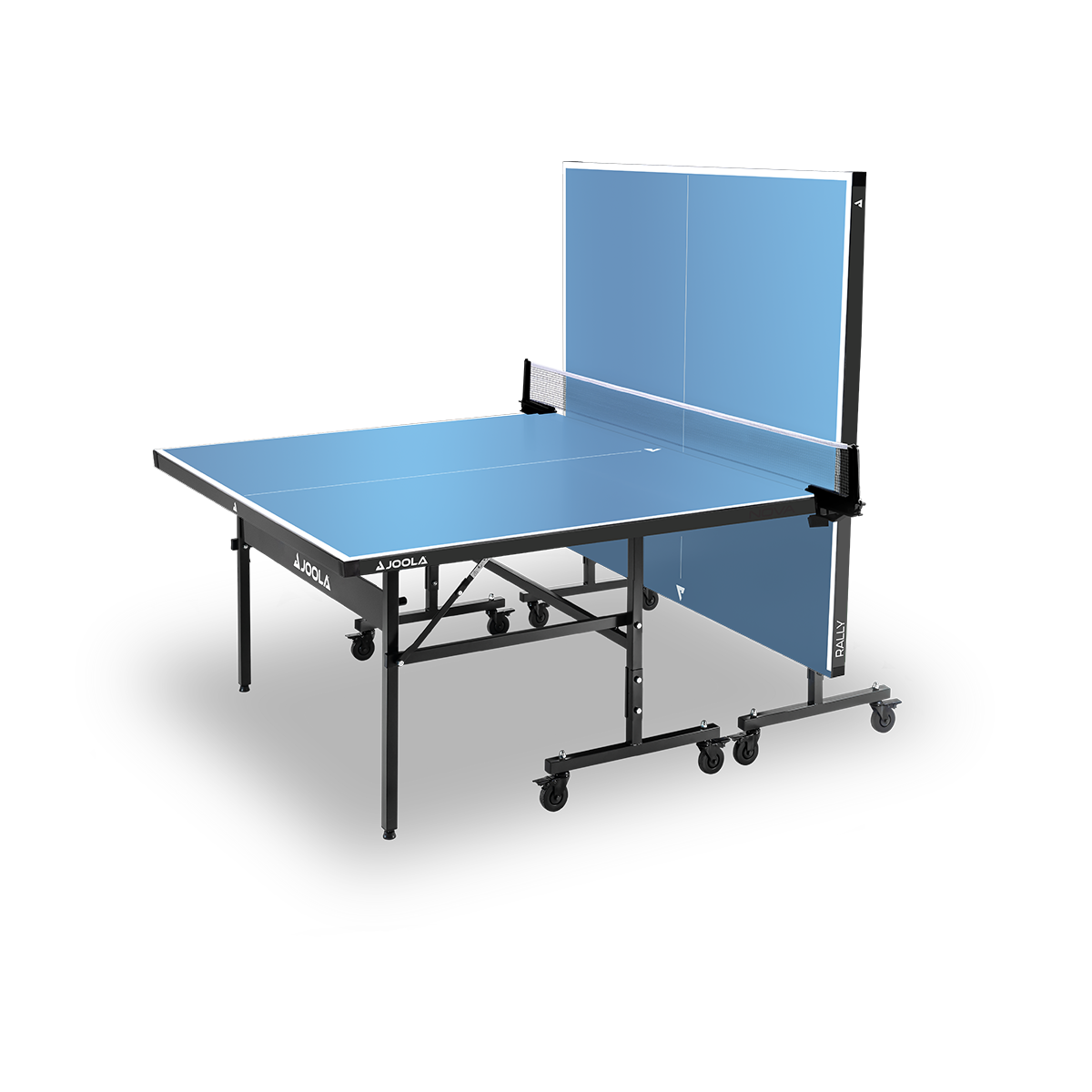 Blauer JOOLA Tischtennistisch mit Netz, eine Hälfte hochgeklappt für Einzeltraining, schwarze Metallbeine mit Rollen.