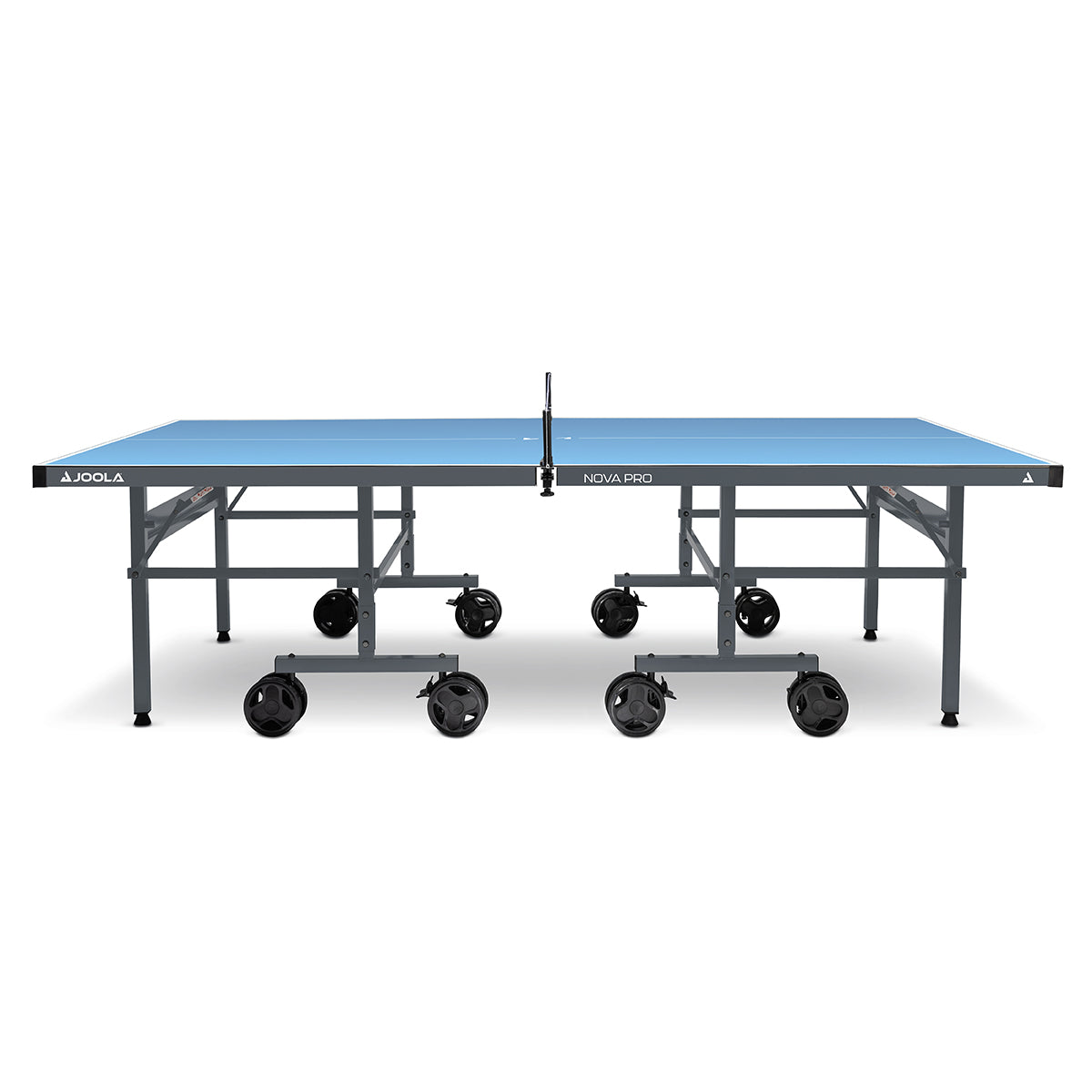 Blauer JOOLA Nova Pro Tischtennistisch mit schwarzem Gestell und Rollen, freigestellt vor weißem Hintergrund.