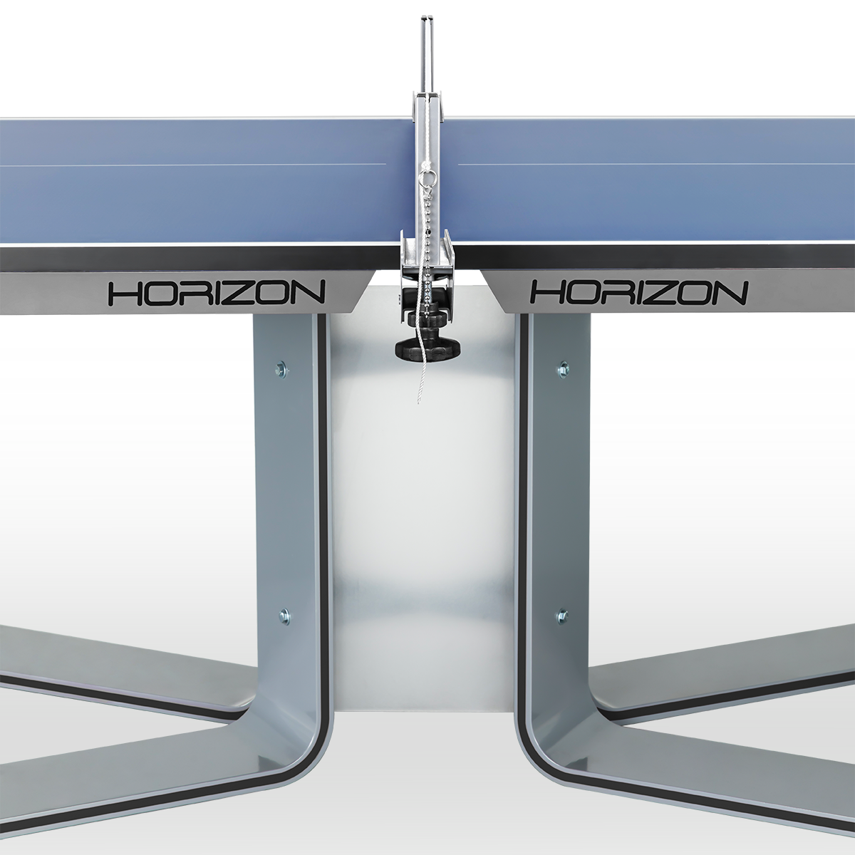 Tischtennisplatte Horizon mit blauem Spielfeld und stabilem Metallgestell, Frontansicht.