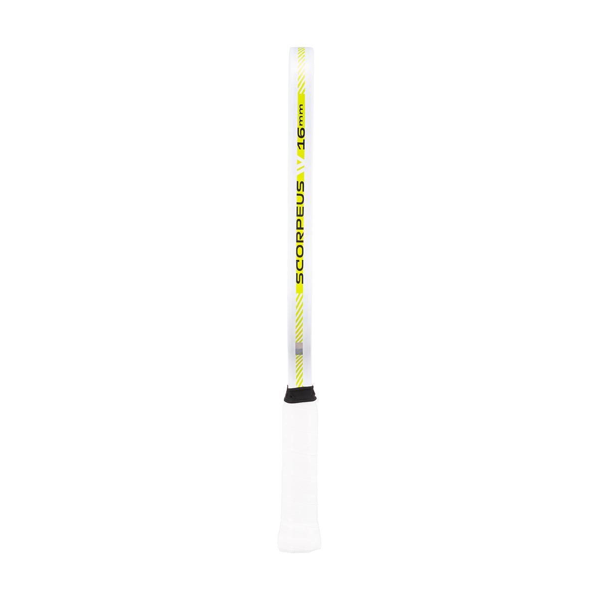 Schlanker, weißer Badmintonschläger mit gelber Beschriftung "SCORPEUS 16 mm" und weißem Griffband.