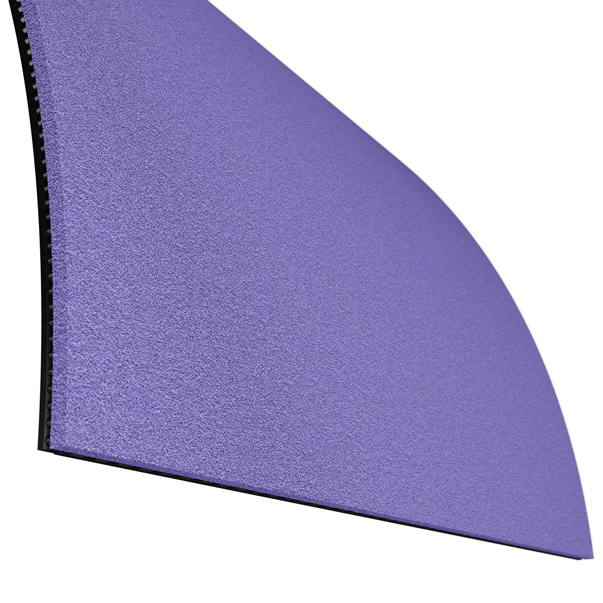 Lila Mauspad mit glatter Oberfläche und schwarzer Unterseite, leicht gebogen.