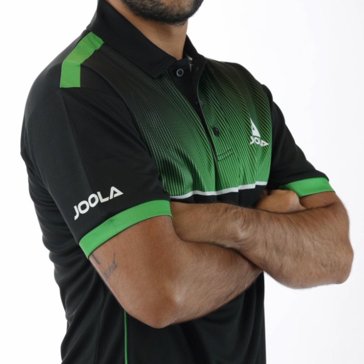 Mann trägt schwarzes und grünes JOOLA Polo-Shirt mit kurzem Arm und Logo auf Brust und Ärmel.