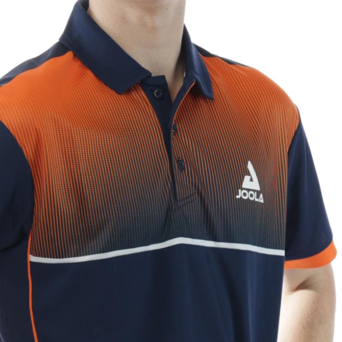 Herren-Poloshirt in Dunkelblau mit orangefarbenem Farbverlauf und weißem JOOLA-Logo.