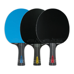 Drei Tischtennisschläger mit schwarzen und blauem Belag, unterschiedliche Griffmarkierungen in Blau, Gelb und Rot.