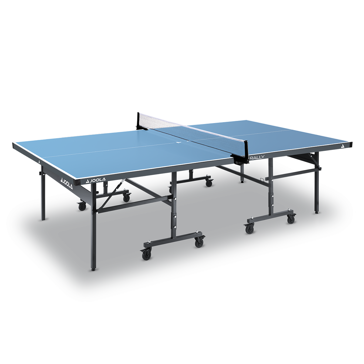 Blauer JOOLA Tischtennistisch mit Netz, klappbar, auf schwarzen Rollen, für Indoor-Tischtennis.
